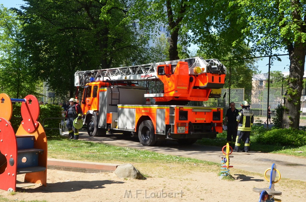 Feuer 2  Koeln Muelheim Clevischer Ring P148.JPG - Miklos Laubert